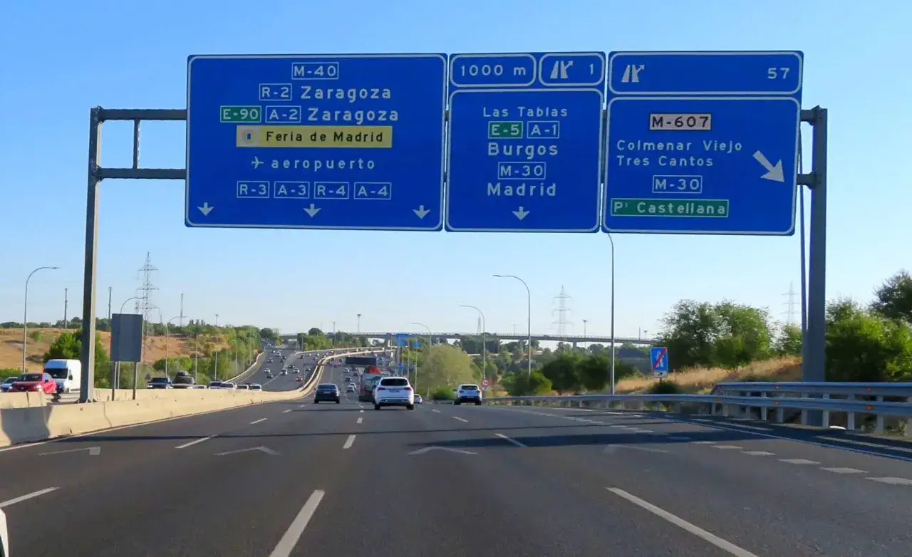 Se&ntilde;alizaci&oacute;n en carretera que indica las salidas a Zaragoza, aeropuerto, Las Tablas, Burgos, Madrid y Colmenar Viejo. Indica que significa AP en carretera.