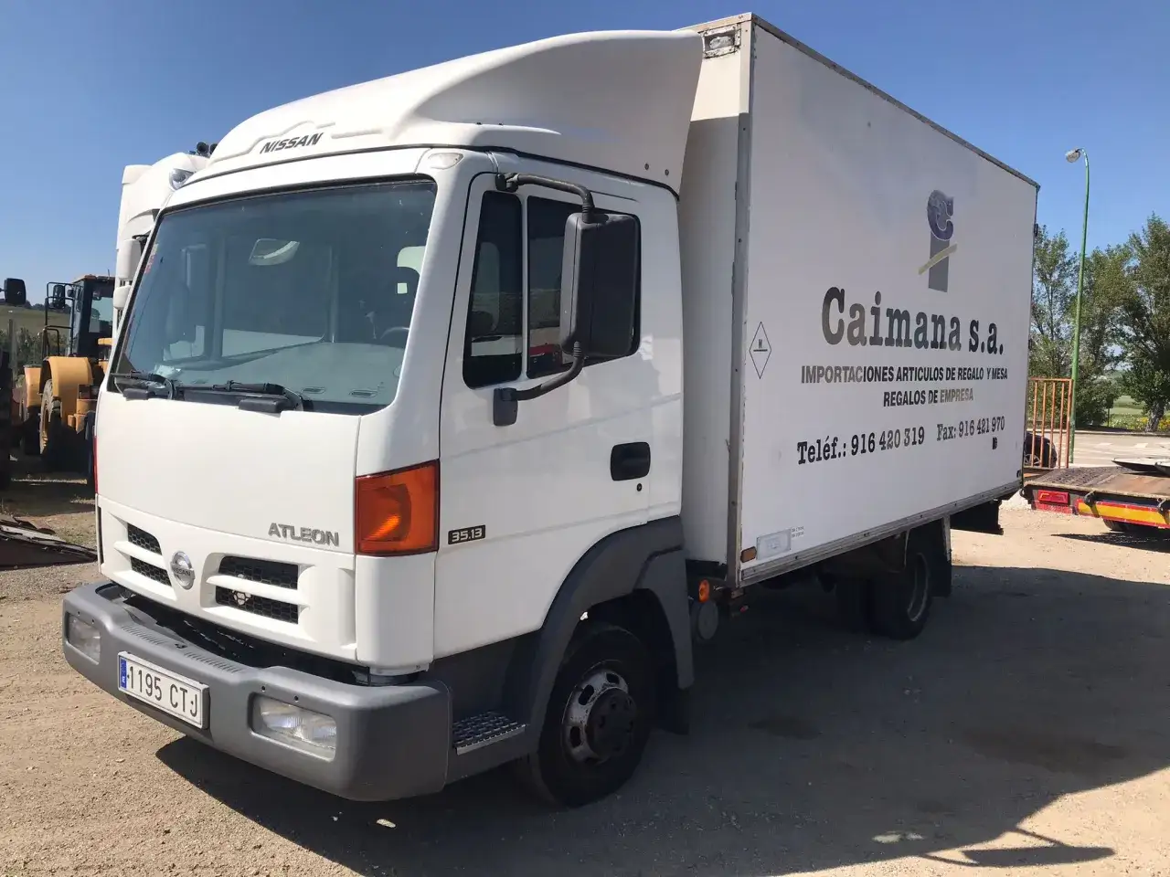 Camión Nissan Atleon blanco, un panel van de reparto con el logo de 