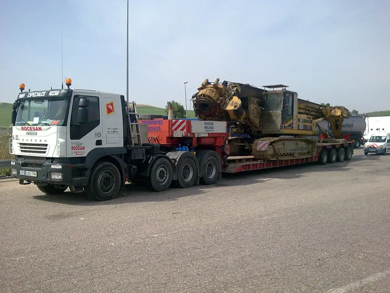 Cabeza tractora Iveco transportando maquinaria pesada. Se puede conducir una cabeza tractora con el carnet C.