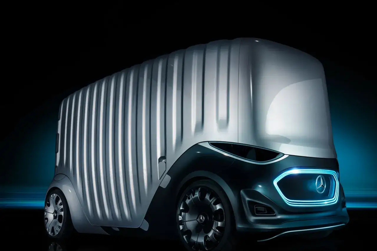 Futurista Mercedes van EA con diseño acanalado y luces LED azules.