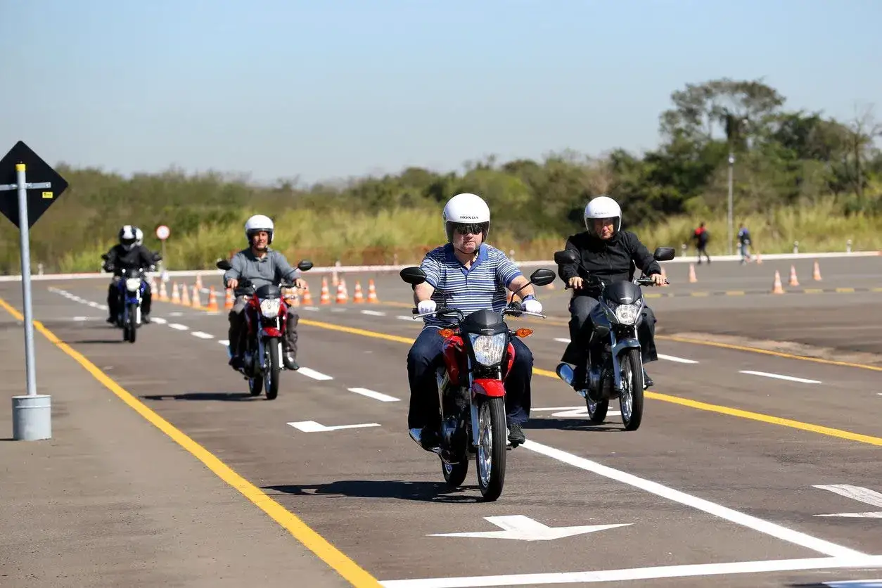 Hombres en moto practican en un circuito examen moto a1.