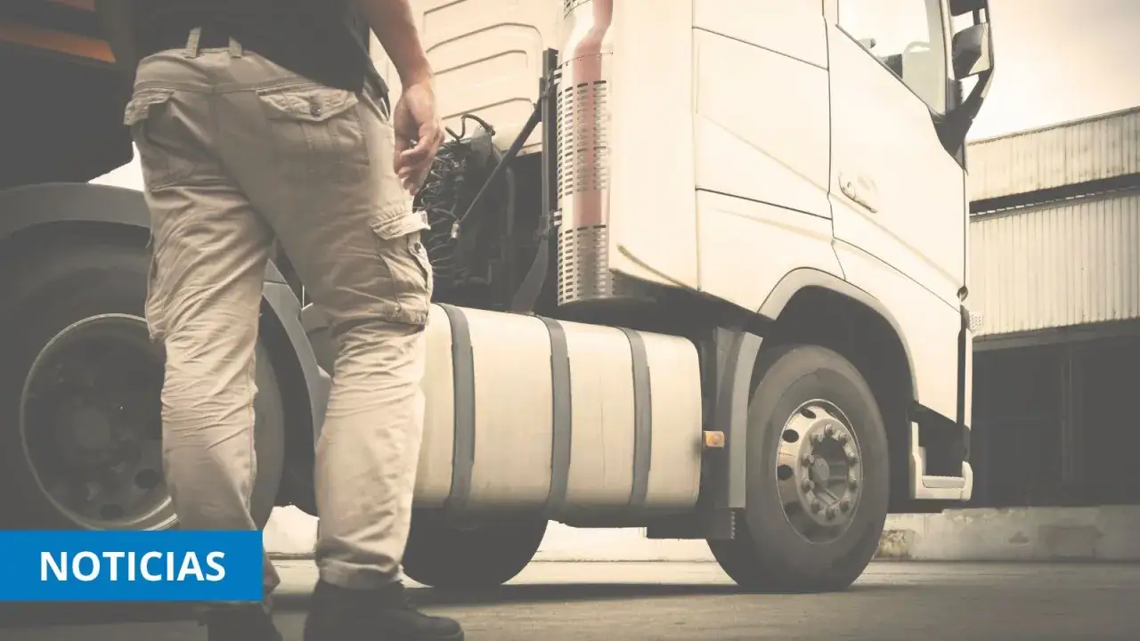 Un transportista junto a su cami&oacute;n, quiz&aacute;s prepar&aacute;ndose para un listado de cese de actividad.