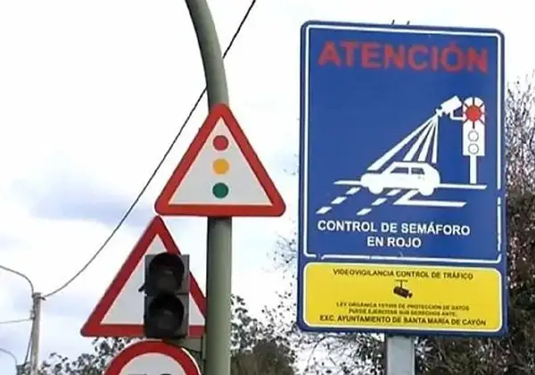 Señales de tráfico advierten: por saltarse un semáforo en rojo quitan puntos. Cámaras vigilan.