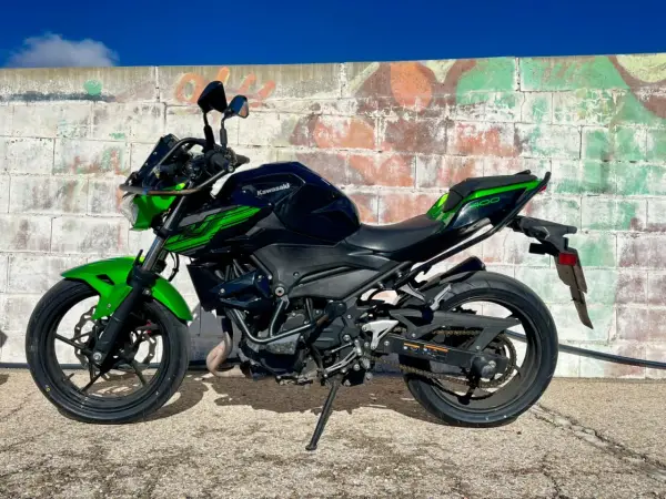 Kawasaki Ninja 400 negra y verde, lista para la aventura. Un carnet moto grande es lo que necesitas para domarla.