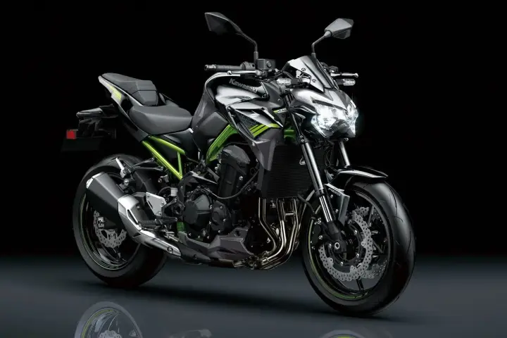 Kawasaki Z900 negra y verde, ideal para tu carnet A2. Potencia y estilo para la carretera.